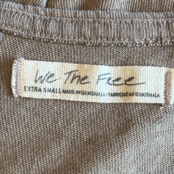 Free People Angel Tee. Cropped and flown T-shirt in faded brown color. Size XS - Picture 3 of 5